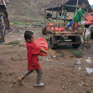 4 Wer Hunger kennt - kann sich die Freude von diesem Kind vorstellen.jpeg