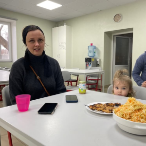 2022-02-27 Mutter und Mädchen am Tisch.png