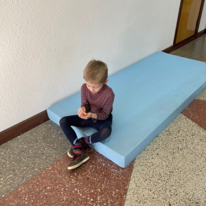 2022-02-27 Junge auf Matratze.png