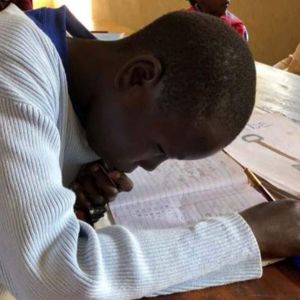 Ester versucht zu lesen.jpg